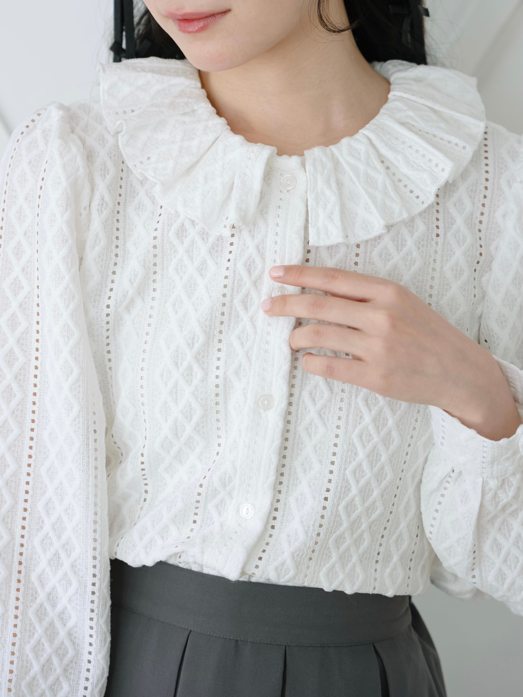 レースフリルカラーブラウス